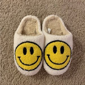 NWOT Kids Smiley Face Slippers